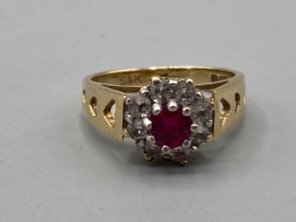 9ct yellow gold ladies dress ring with large pink stone surrounded by cz’s, size J 3.3g - Image 3 of 3