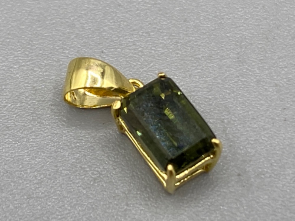 Possible 14ct yellow gold and green stone pendant, 0.3g