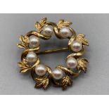 9ct yellow gold & pearl infinity brooch (8x pearls in total) 4.8g gross