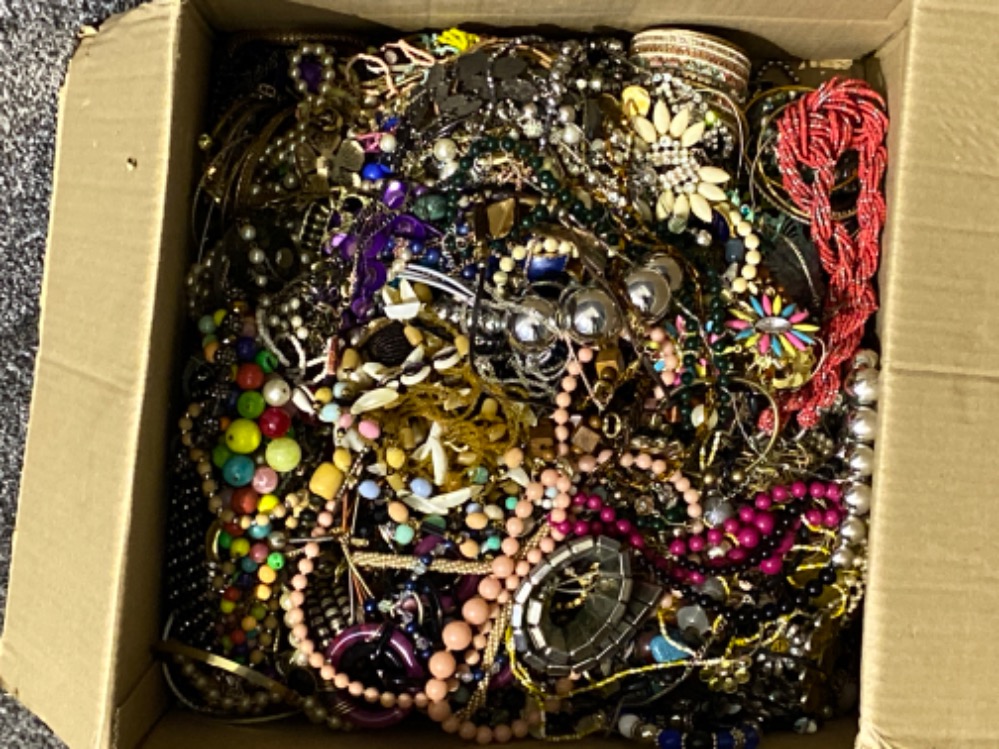 Box containing misc lady’s costume jewellery