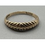 9ct yellow gold ribbed band ring - size N1/2, 1.8g