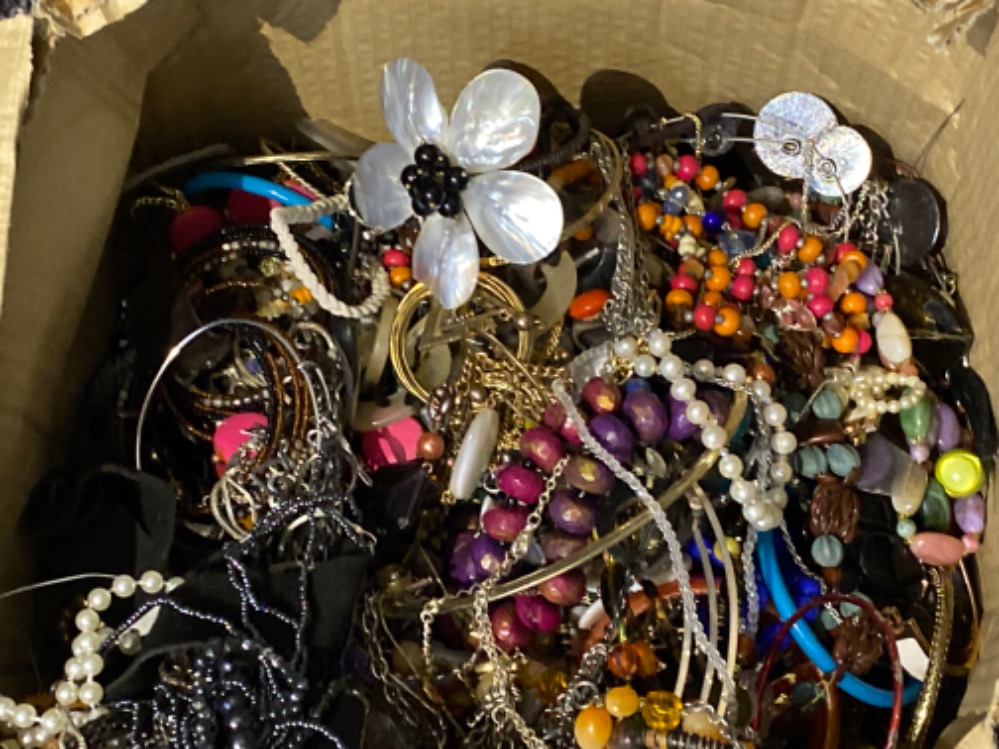 Box lot containing misc costume jewellery