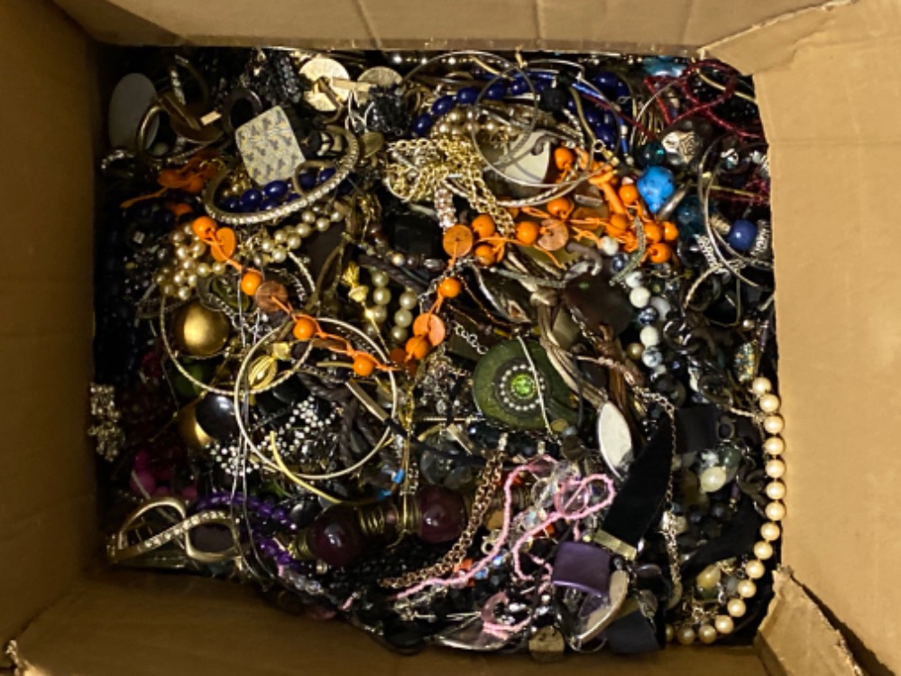 Box lot containing misc costume jewellery