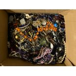 Box lot containing misc costume jewellery