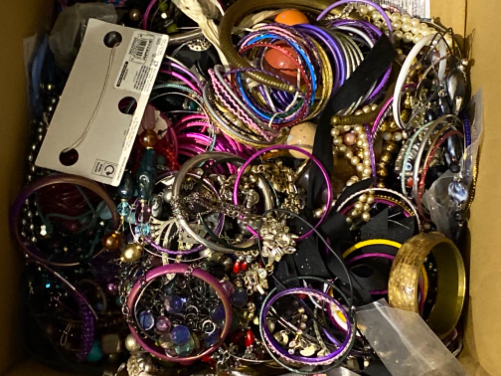 Lot containing mixed costume jewellery