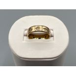 9ct gold hallmarked band with white stones, size Q (4.05g)