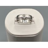 Gents 9ct white gold 3 stone diamond ring, size T (4.57g)