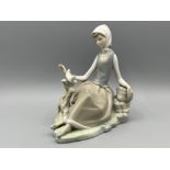 Lladro 4660 ‘Shepherdess with dove’ in good condition