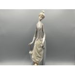 Lladro 4761 ‘Lady Boulevard’ in good condition