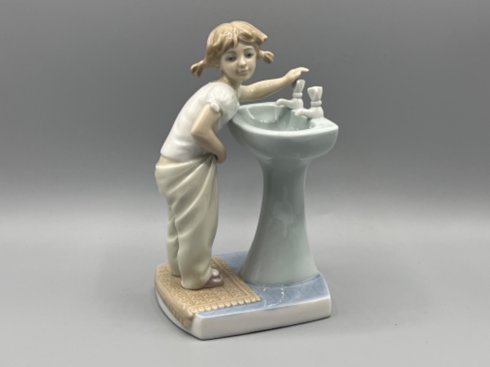 Lladro 4838 ‘Clean-up time’ in good condition