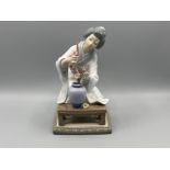 Lladro 4840 ‘Geisha flower arranger’ in good condition