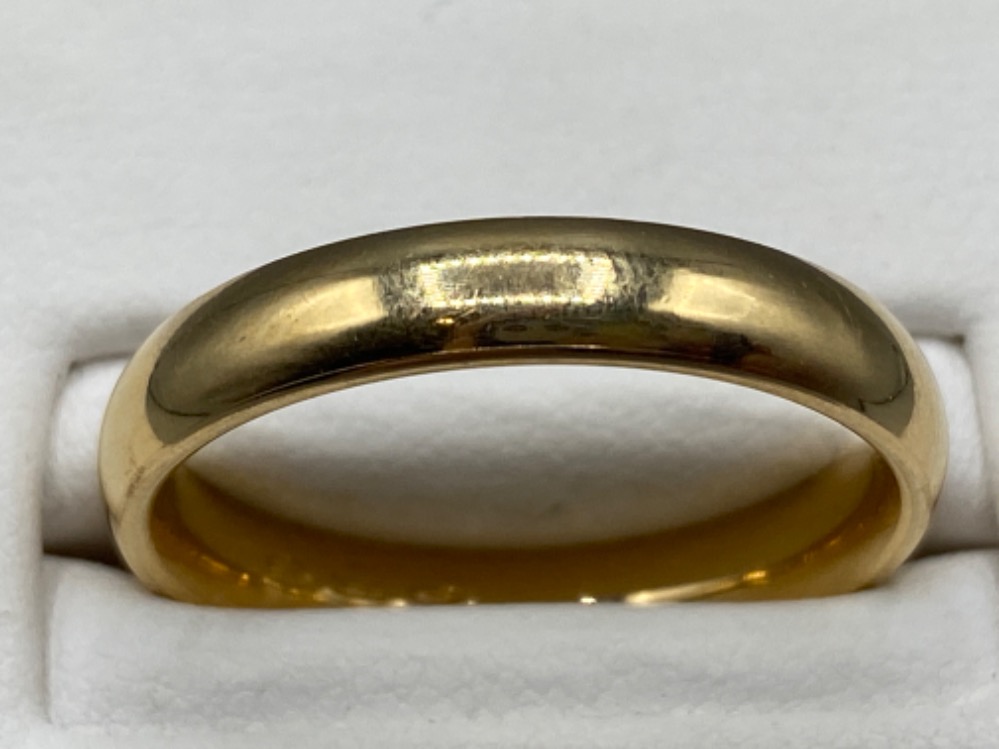 Gents hallmarked 18ct gold wedding band, size S (6.65g)