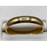 Gents hallmarked 18ct gold wedding band, size S (6.65g)