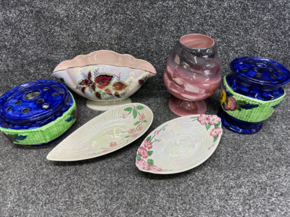 4x pieces of Maling lustre ware & 2x Ringtons flower holders