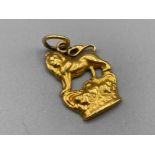 18ct gold lion and crown pendant (3.89g)