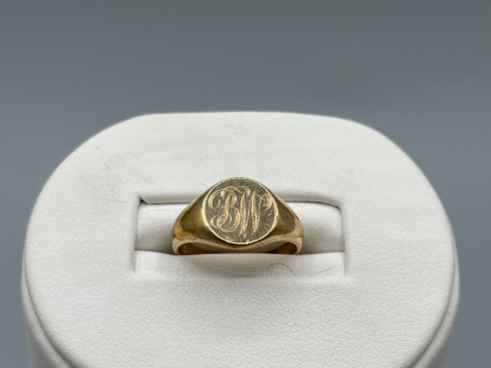 9ct Yellow Gold Vintage Signet Ring - Weighing 3.74 grams - Size F