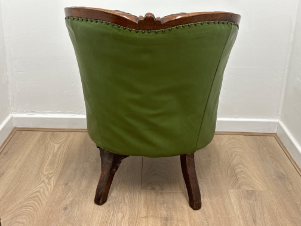 An elegant antique heavily carved mahogany framed green leather button backed gents armchair - Image 3 of 4