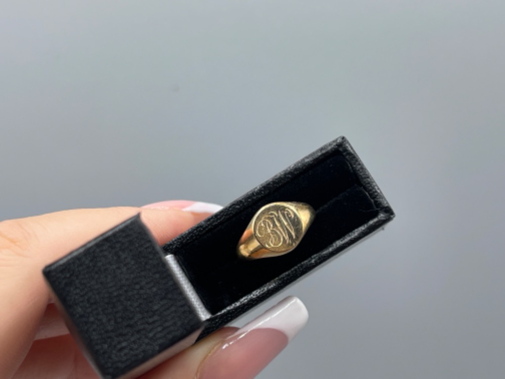 9ct Yellow Gold Vintage Signet Ring - Weighing 3.74 grams - Size F - Image 3 of 3