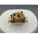 Ladies 9ct gold ornate Ruby 6 stone ring, size P (6.26g)