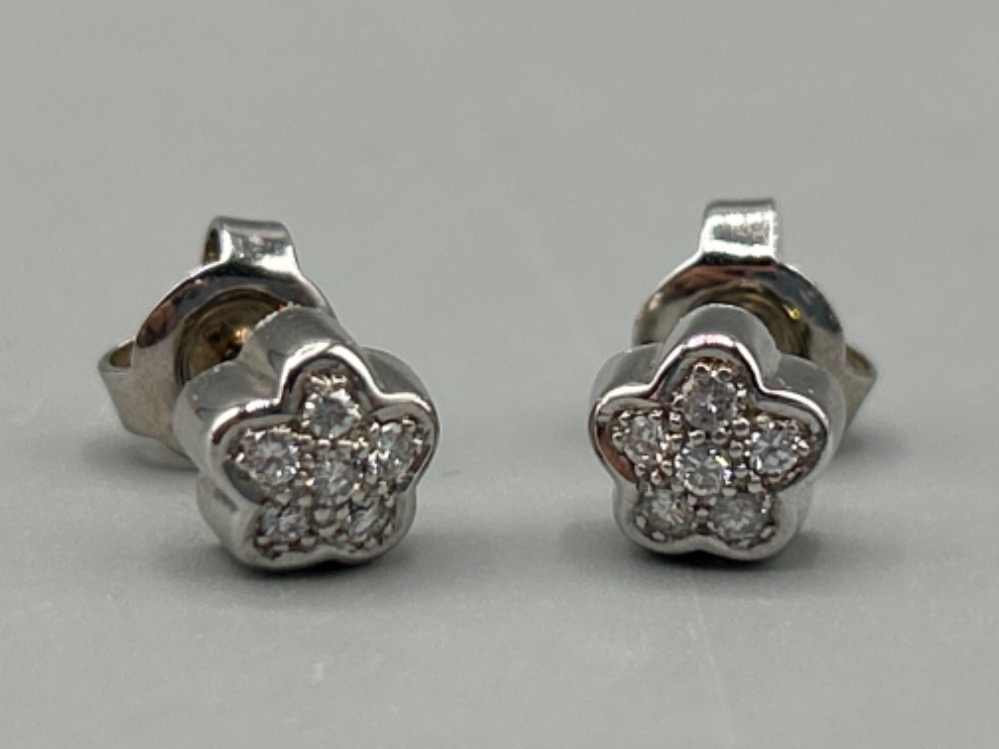 Ladies 18ct white gold diamond cluster flower stud earrings (3.13g)
