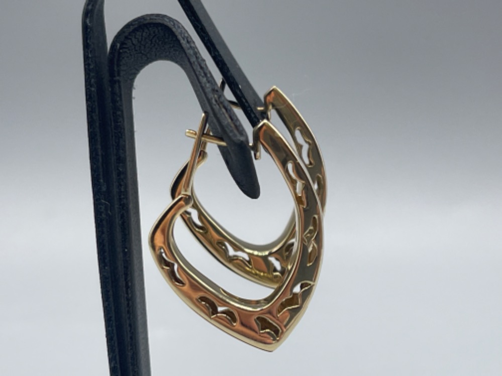 14ct Hallmarked Yellow Gold & Mother of Pearl Continental Hoop Earrings- Weighing 12.48 grams - Image 3 of 4