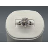 Ladies 18ct white gold diamond revolving ring, size P (5g)