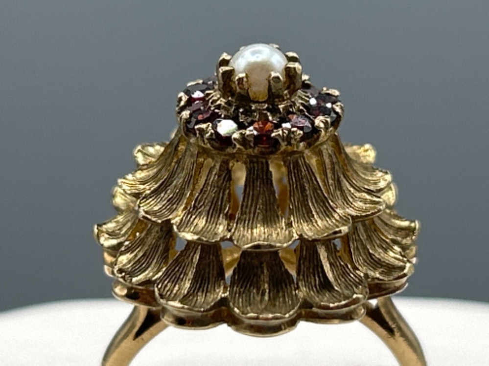 Ladies 9ct gold Pearl and Garnet cluster ornate ring, size P1/2 (5.87g) - Image 2 of 4