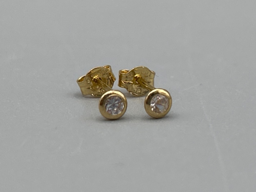 Ladies 18ct gold diamond stud earrings (.58g)
