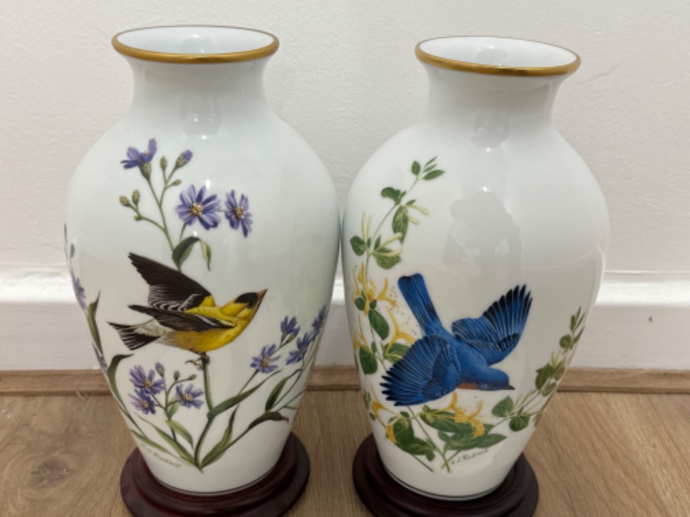 Pair of limited edition Franklin mint vases, includes “the blue birds of summer & the gold finch - Image 2 of 3