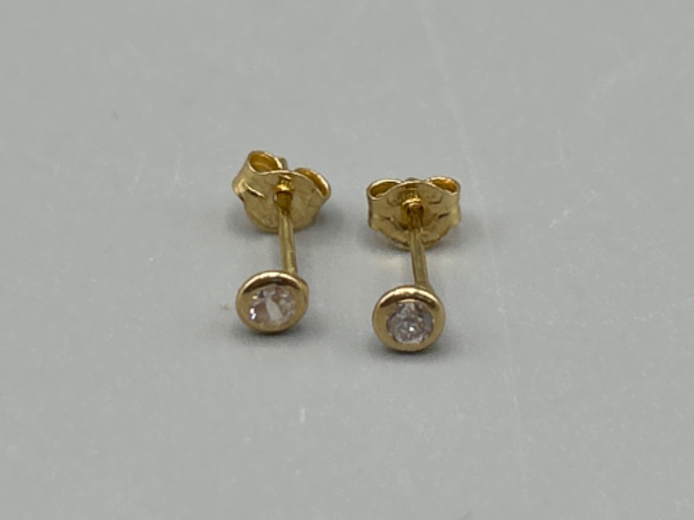 Ladies 18ct gold diamond stud earrings (.58g) - Image 2 of 2