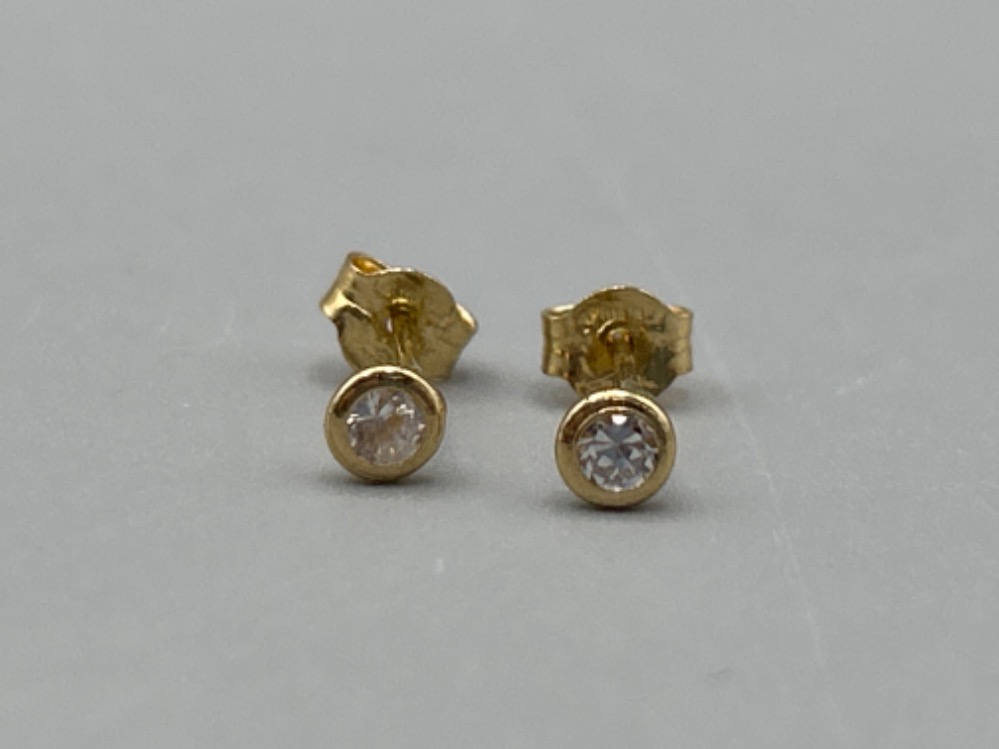 Ladies 18ct gold diamond stud earrings (.58g)