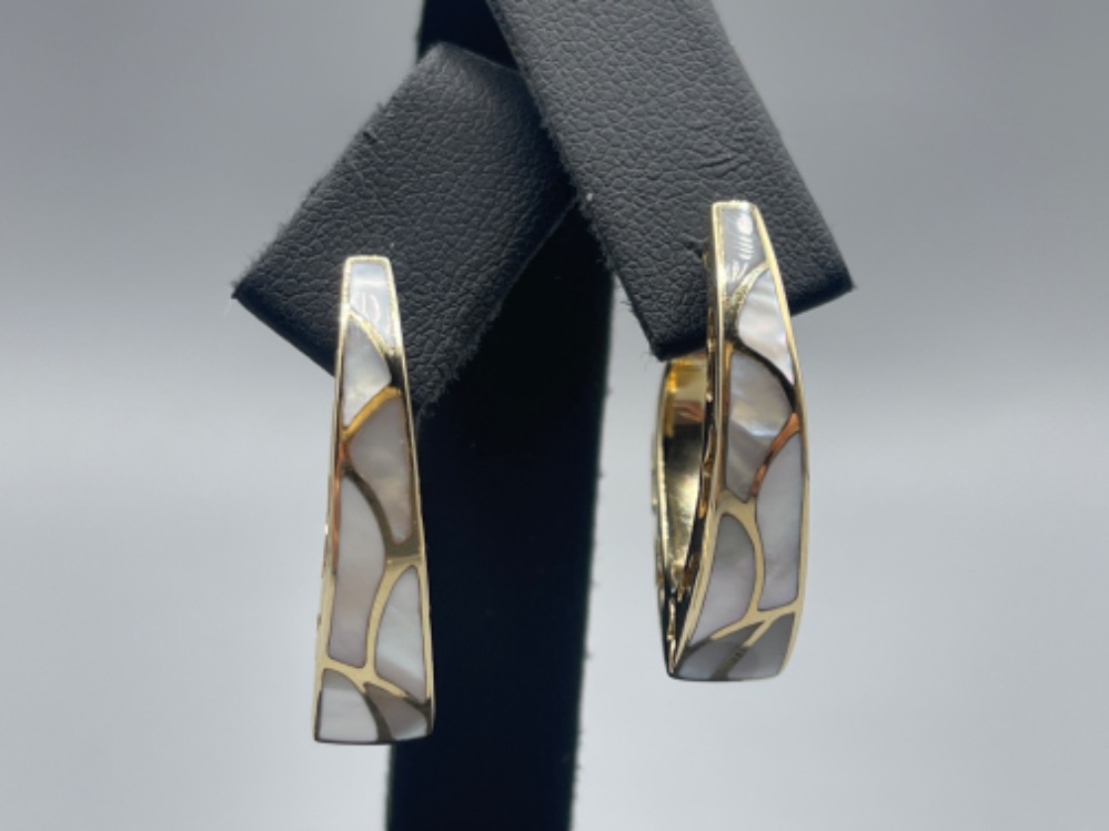 14ct Hallmarked Yellow Gold & Mother of Pearl Continental Hoop Earrings- Weighing 12.48 grams - Image 4 of 4