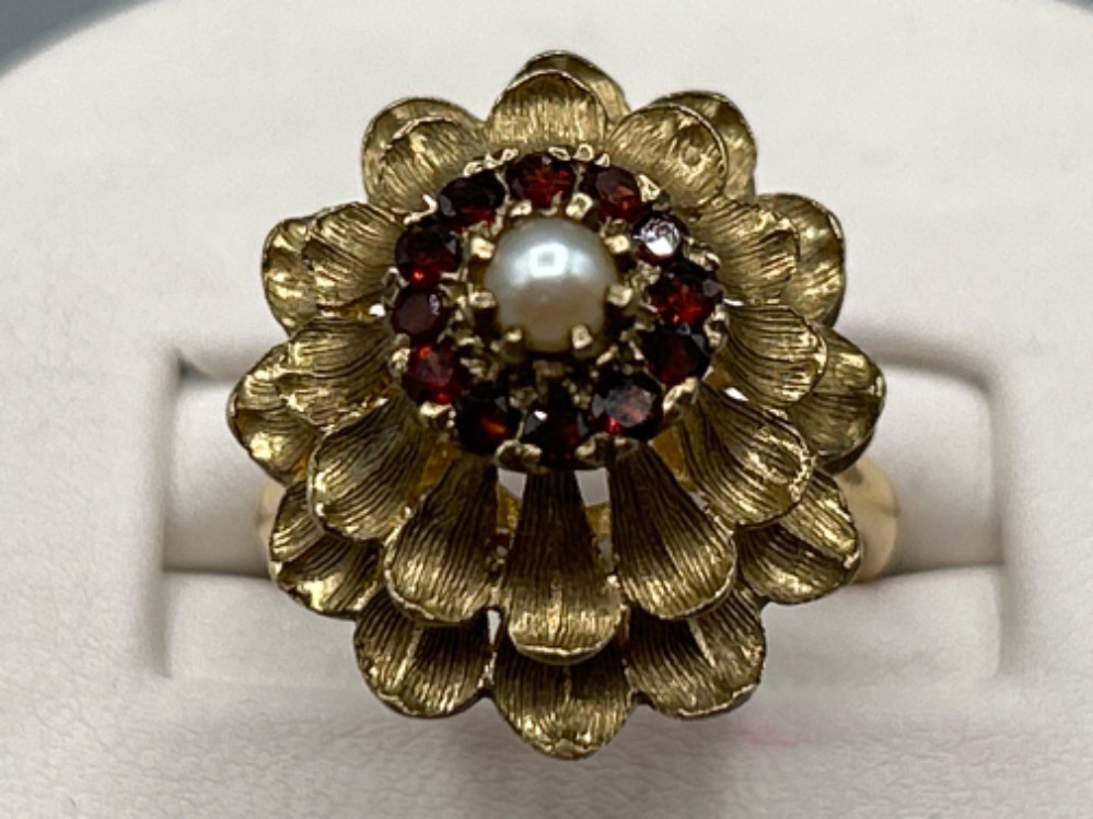 Ladies 9ct gold Pearl and Garnet cluster ornate ring, size P1/2 (5.87g) - Image 3 of 4
