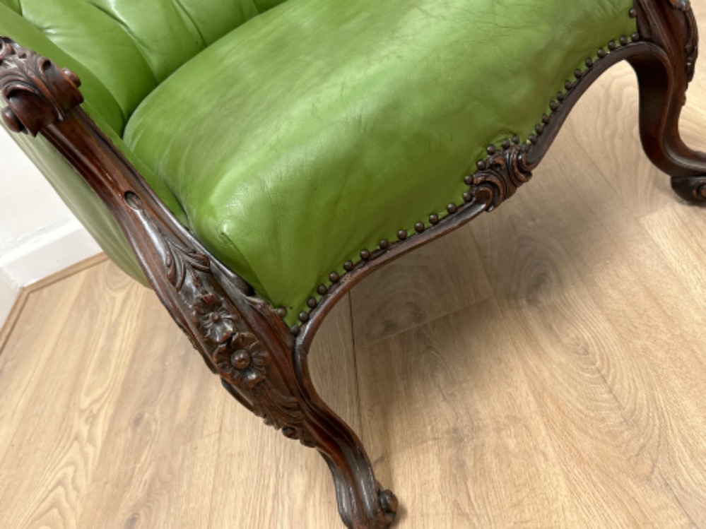An elegant antique heavily carved mahogany framed green leather button backed gents armchair - Image 4 of 4