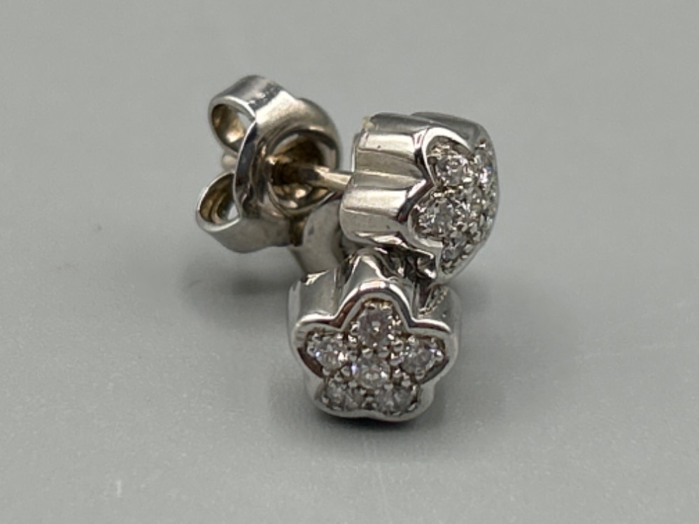 Ladies 18ct white gold diamond cluster flower stud earrings (3.13g) - Image 2 of 2