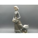 Lladro 4815 ‘Girl with geese’ in good condition