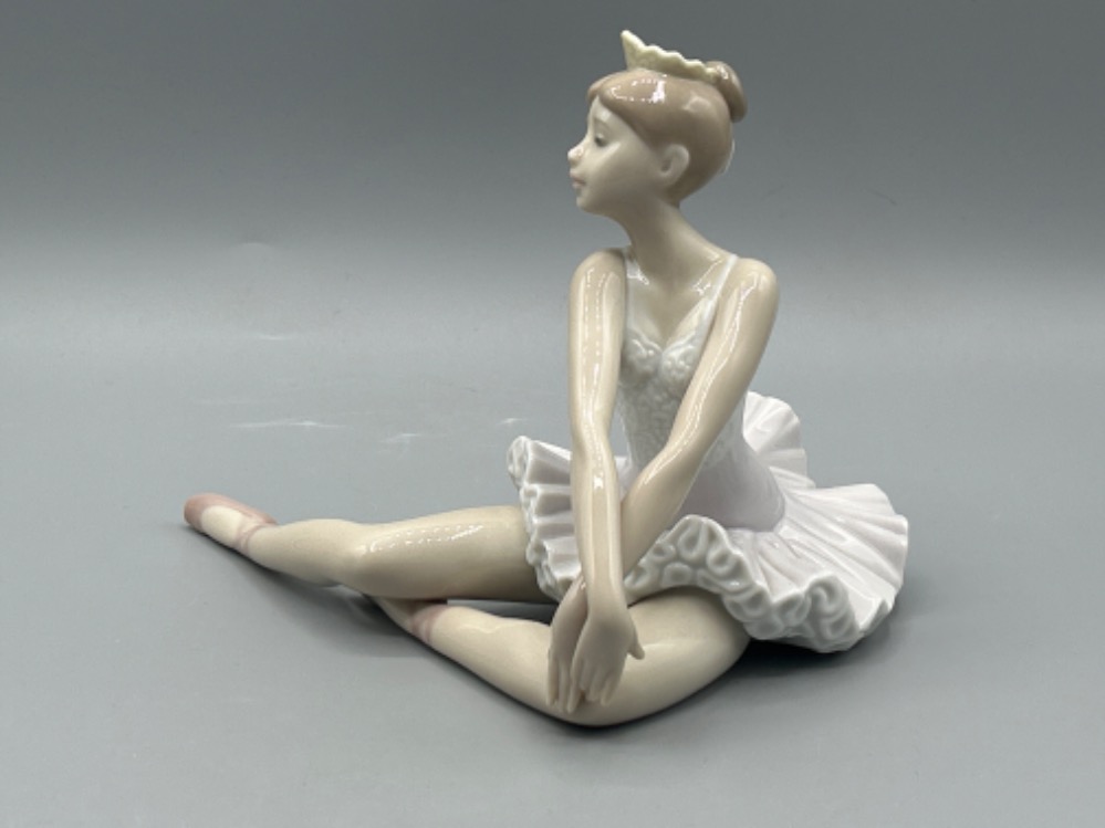 Lladro 6174 ‘Graceful pose’ in good condition and original box - Image 2 of 4