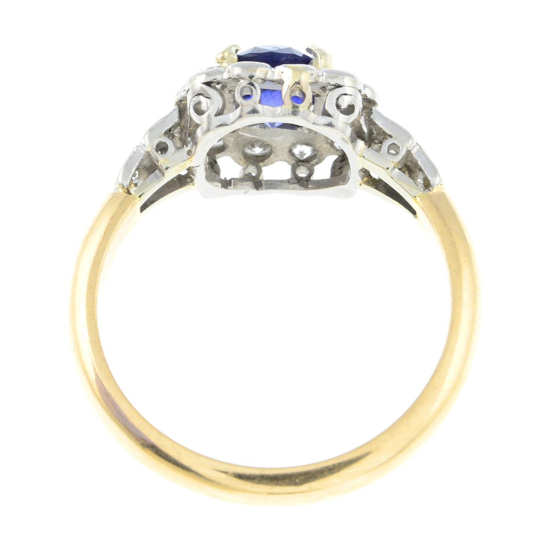 A sapphire and diamond cluster ring. - Bild 2 aus 2