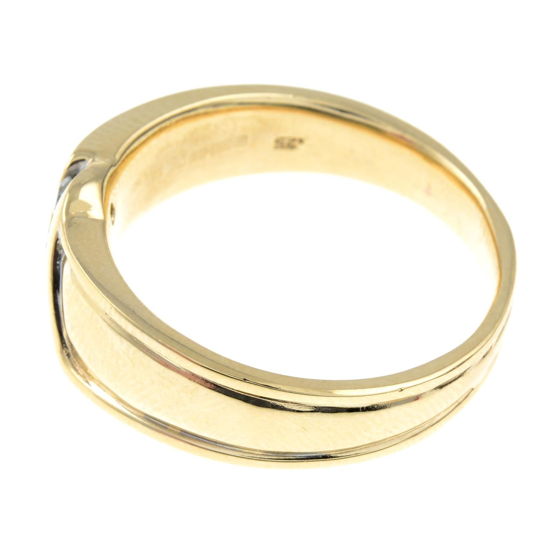 A 9ct gold diamond three-stone ring. - Bild 2 aus 3