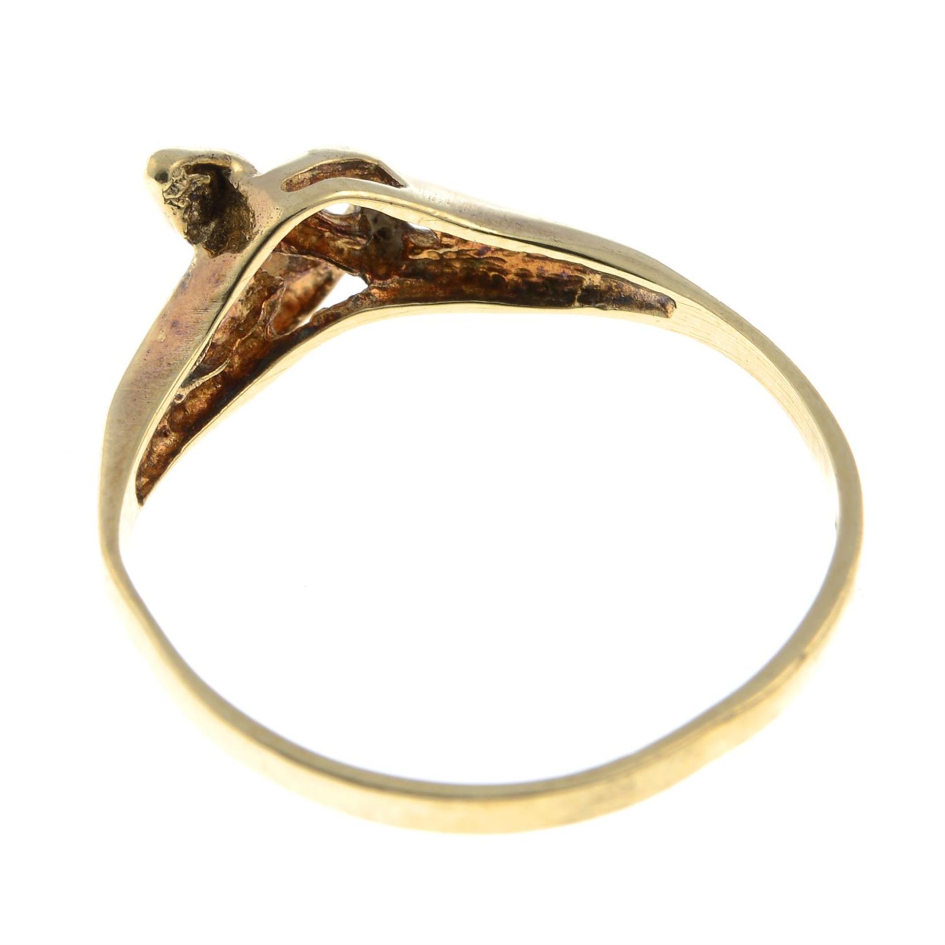 A 9ct gold double-headed snake ring. - Bild 2 aus 2