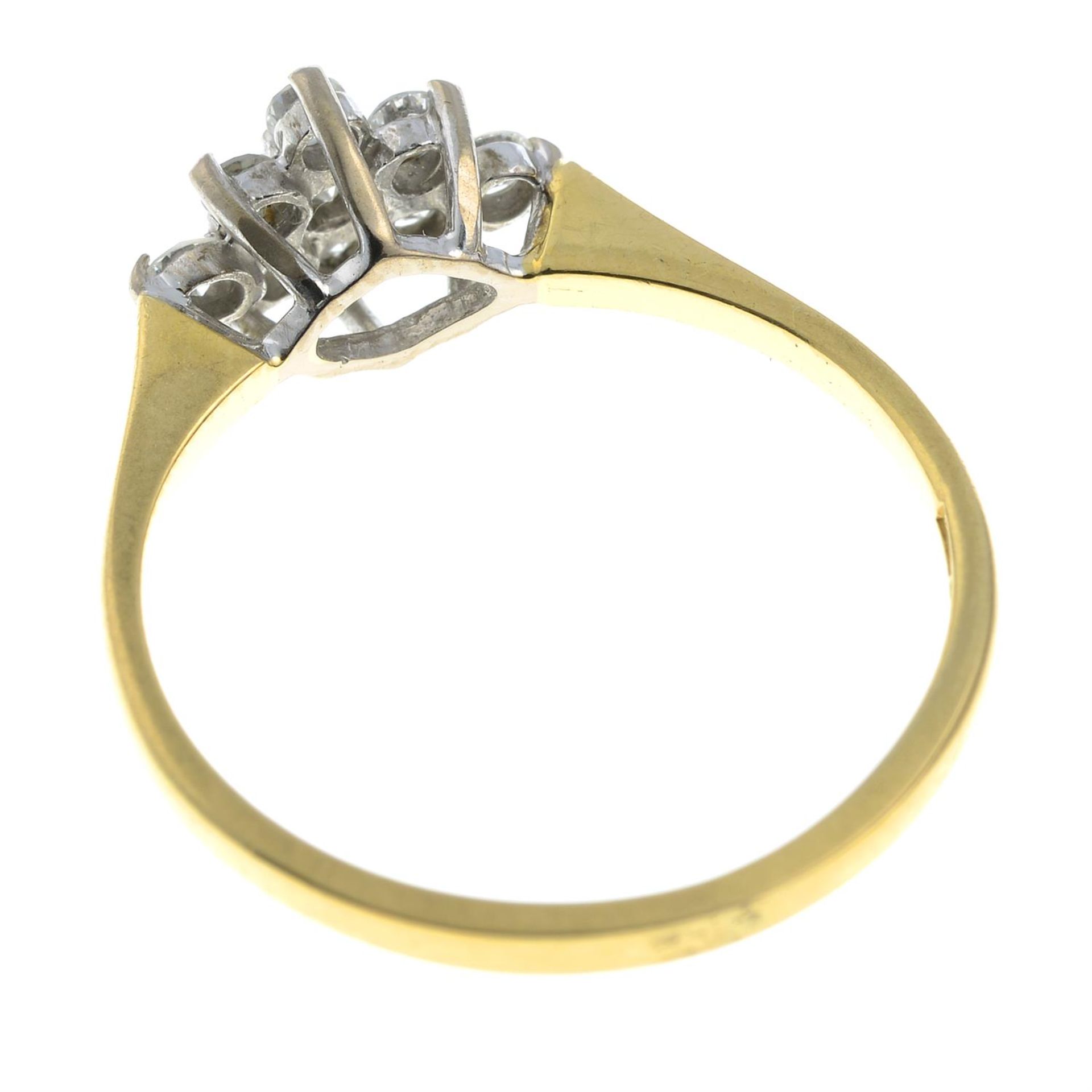 An 18ct gold diamond cluster ring. - Bild 2 aus 2