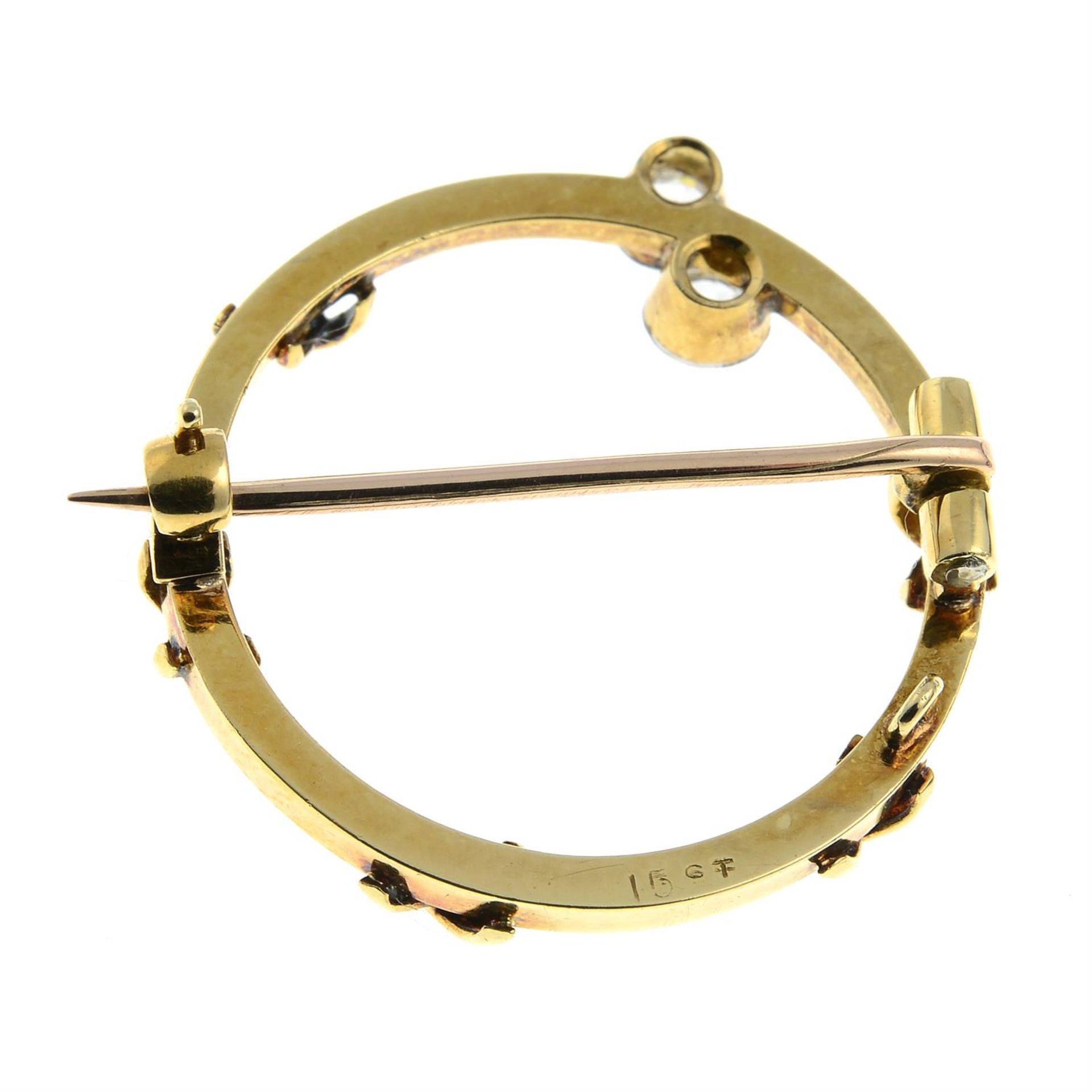 An early 20th century 15ct gold circular brooch, with cross motif and old-cut diamond two-stone - Bild 2 aus 2
