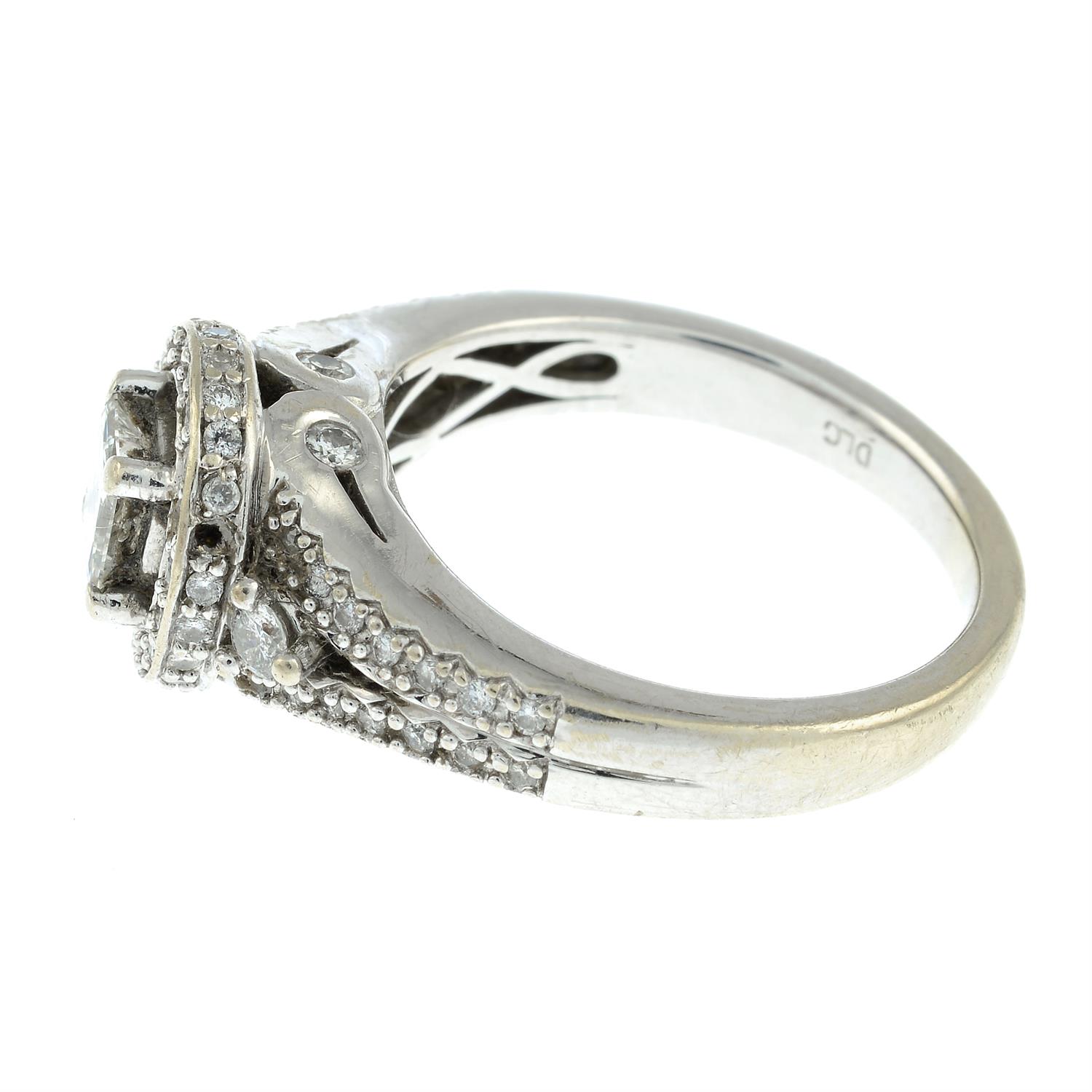 A square-shape diamond ring, with brilliant-cut diamond shoulders. - Image 2 of 3