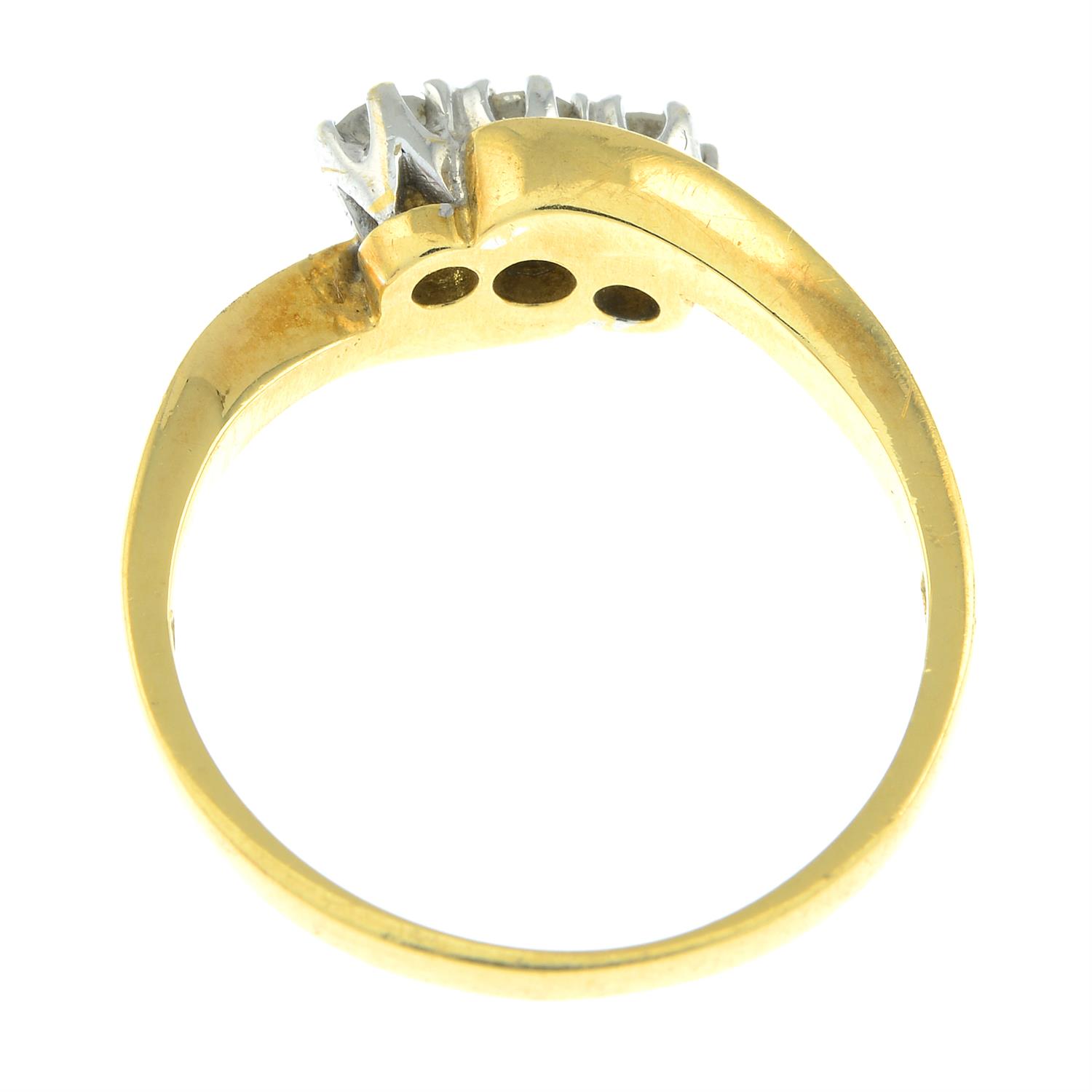 An 18ct gold brilliant-cut diamond three-stone ring. - Bild 2 aus 2