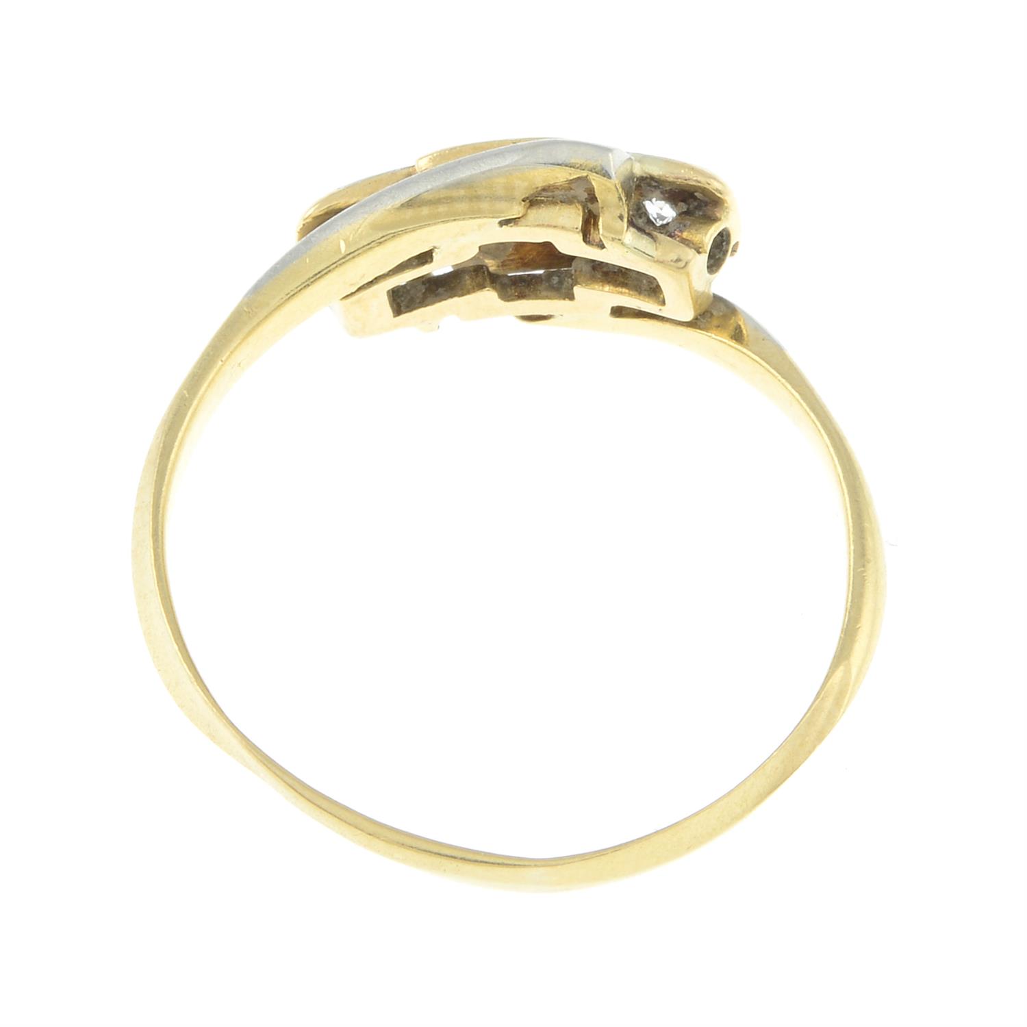 An early 20th century 18ct gold and platinum diamond three-stone ring. - Bild 2 aus 2