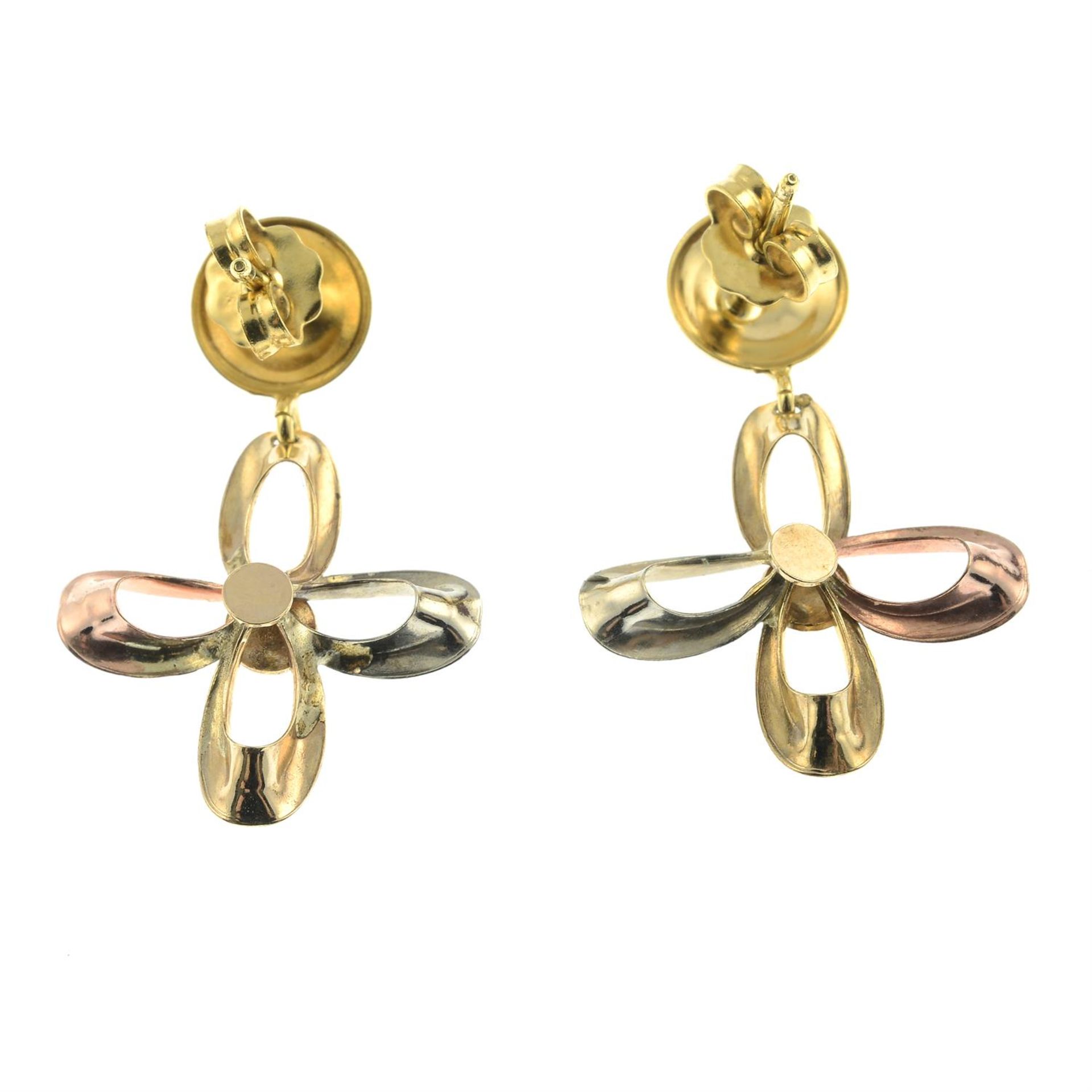 A pair of 9ct gold tricolour openwork floral earrings. - Bild 2 aus 2