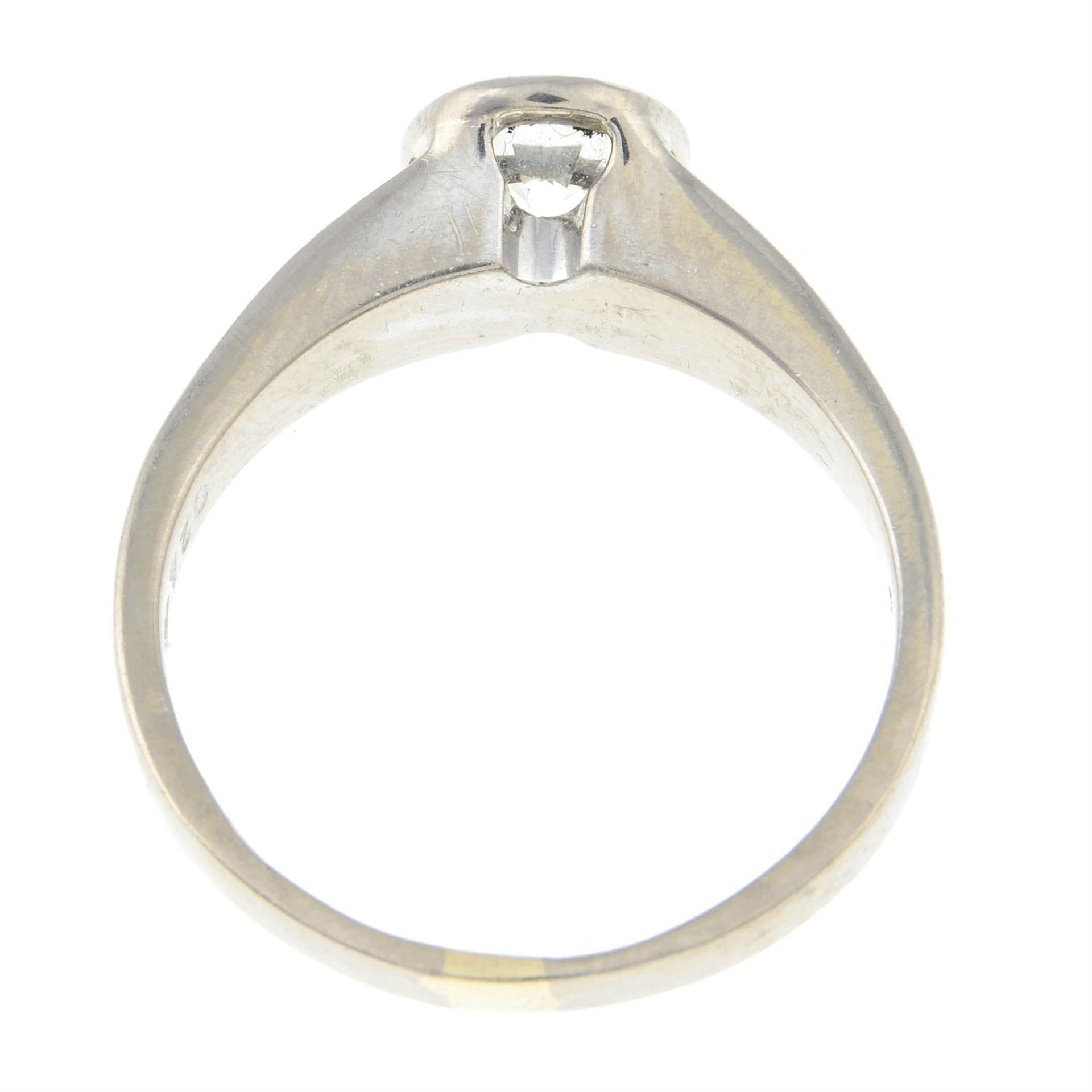 An old-cut diamond single-stone ring, with brilliant-cut diamond line shoulders. - Bild 2 aus 2