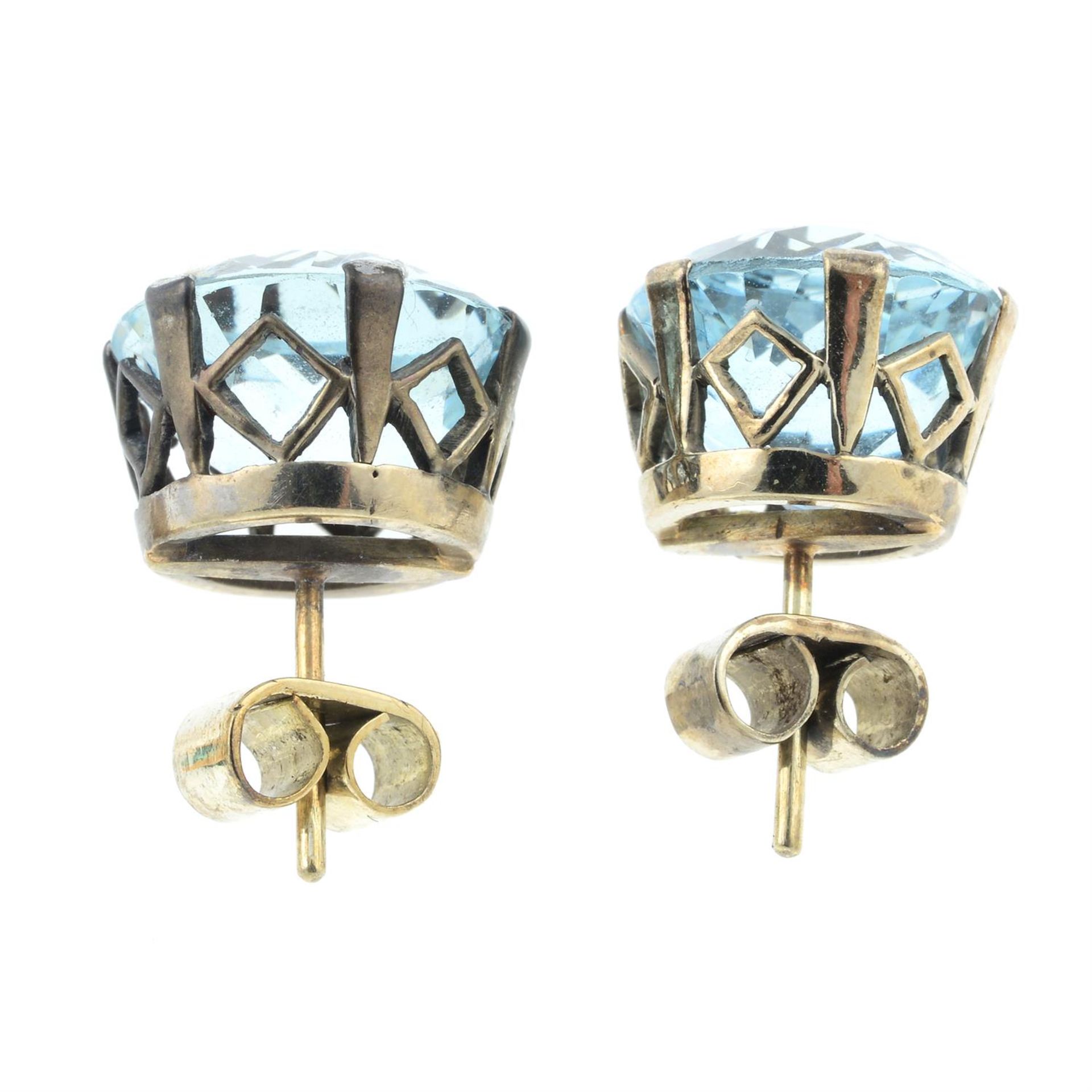 A pair of aquamarine stud earrings, and an emerald and diamond pendant. - Bild 3 aus 3
