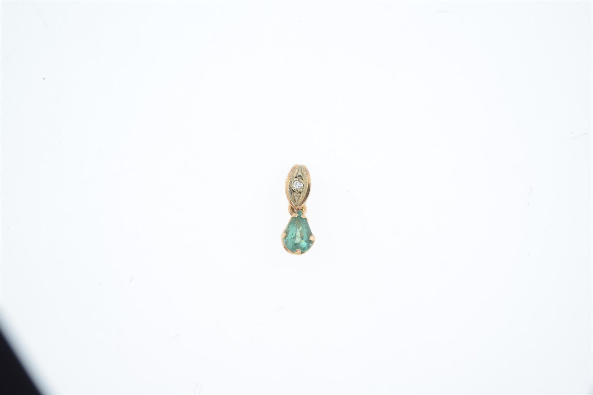 A pair of aquamarine stud earrings, and an emerald and diamond pendant. - Bild 2 aus 3