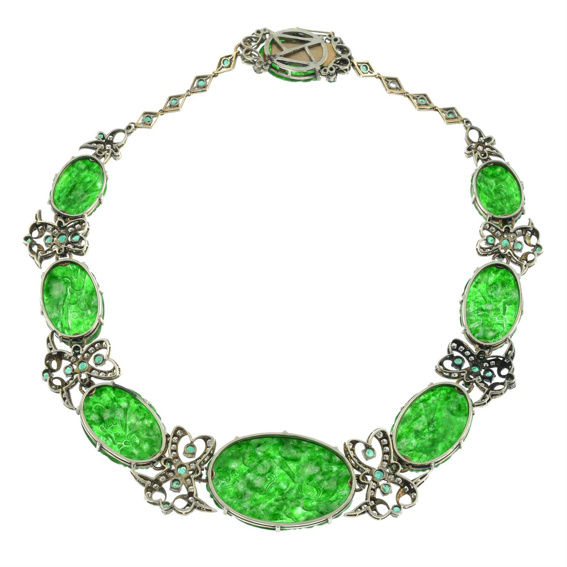 A carved A-type jade, brilliant-cut diamond and emerald necklace. - Bild 4 aus 7